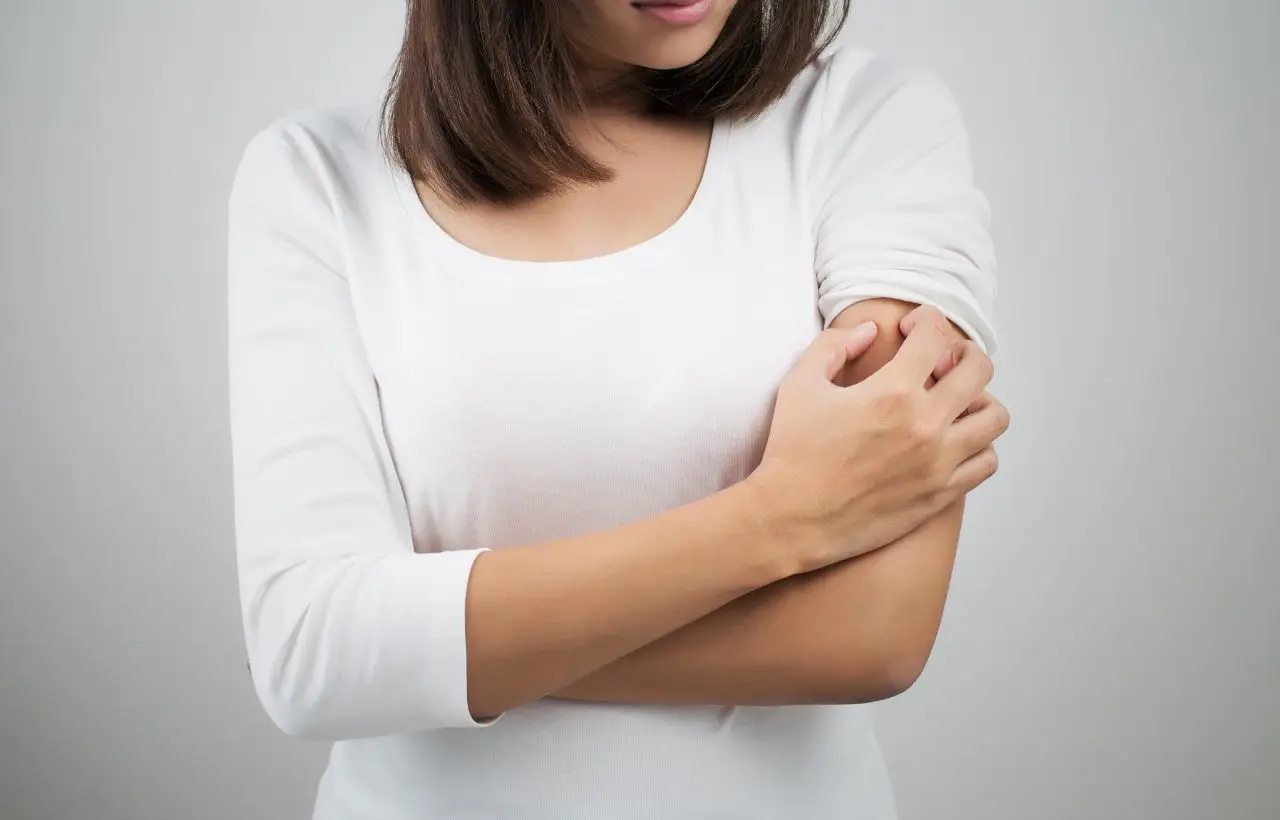 Attenzione al prurito ostinato: ecco quando usare una crema al cortisone e quale scegliere