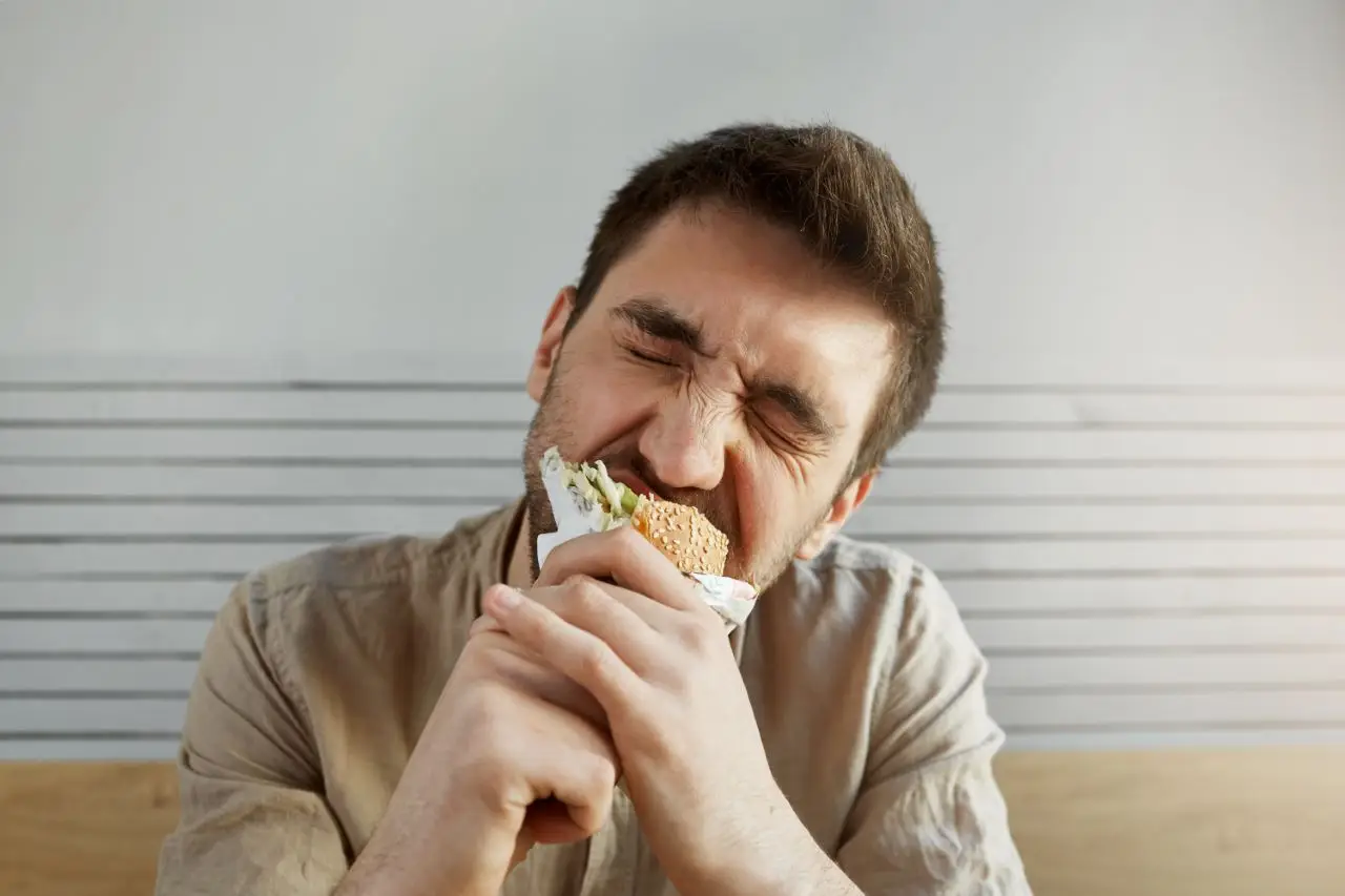 Ti sorprendi a mangiare senza controllo? Attenzione a questo sintomo comune e pericoloso