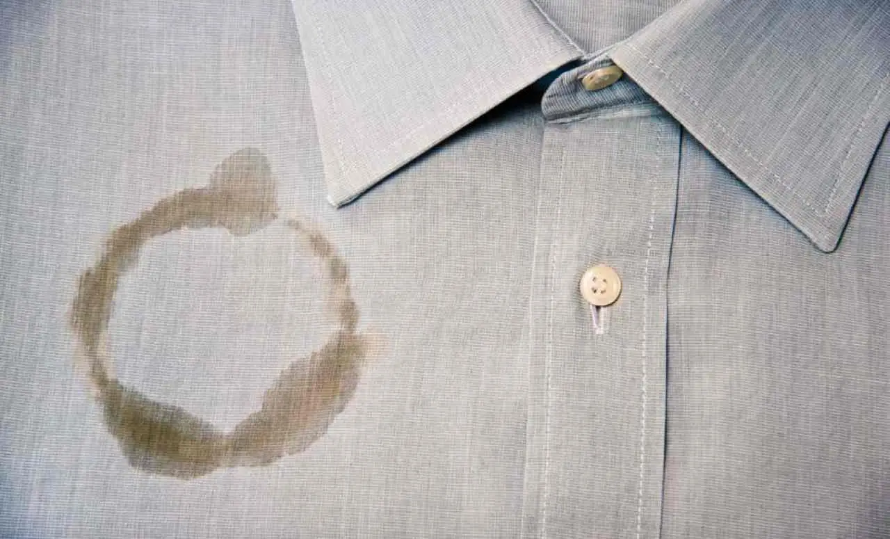 Il trucco naturale definitivo per smacchiare i vestiti senza rovinare i tessuti